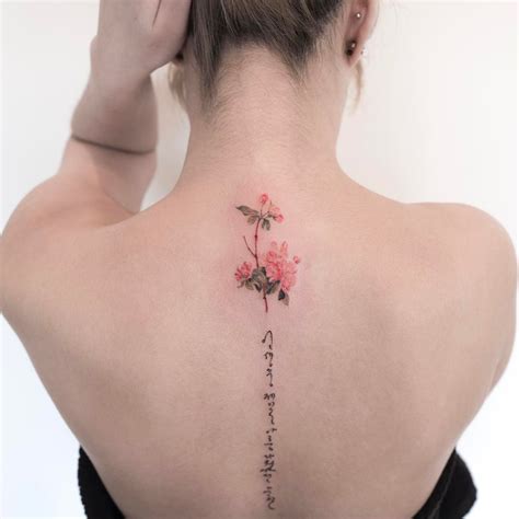 tatuajes para mujer en la espalda sexis|Las 19 mejores ideas de tatuajes en la espalda para。